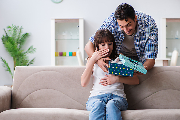 포토 JPG 해외이미지 동물 행복 포유류 가족 놀이 남편 휴가 부활절 바닥 실내 발렌타인데이 선물 사랑 사람없음 선물상자 반려동물 상자 놀람 우정 카펫 낭만 흰색 아기 토끼 잡기 아내 생일 성자 흥분 귀 거짓말 돌봄 해외202105 해외포토 기념일 감정 종교 컬러 컨셉 관계 모션 데이이벤트 표정 사람 내부 신체부위 친구 파일형식