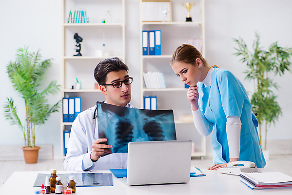 포토 JPG 해외이미지 학생 엑스레이 건강 병원 설명 사람없음 치료 학습 컴퓨터 약 시험 의사 허파 토론 분석 상담 암 온라인 말다툼 방사선 인턴 치료사 치유 해외202105 해외포토 직업 교육 컨셉 비즈니스 의학 모션 전자제품 의료진 호흡기관 질병 싸움 파일형식