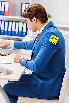 포토 JPG 해외이미지 종이 스티커 장난 비즈니스 노동자 직장 정장 사람없음 사무실 쪽지 축하 비즈니스맨 메시지 유머 위험 엉덩이 4월 종업원 경영자 때리기 바보 어려움 조언 피해자 해외202105 해외포토 직업 옷 남자 감정 컨셉 회사 모션 사람 신체부위 피해 직장인 날짜 리더 파일형식