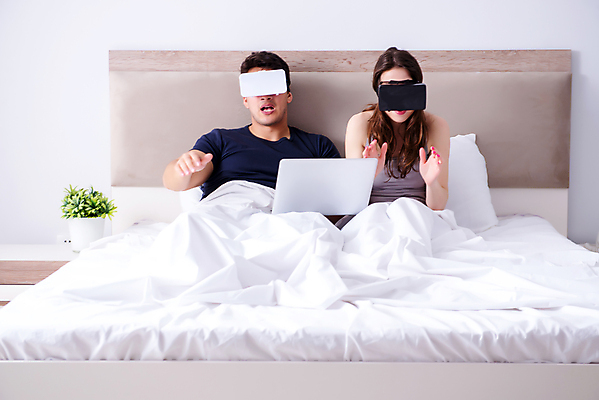 포토 JPG 해외이미지 커플 안경 상상 놀이 남편 휴식 고글 주택 앉기 사람없음 노트북 컴퓨터 3D 게임 침대 관찰 아내 체험 필름 영화 비전 온라인 동영상 중독 멀티미디어 혁명 인터페이스 가상 가상현실 인터랙티브 현실 중독자 해외202105 해외포토 잡화 가구 컨셉 관계 모션 문화예술 건물 전자제품 디지털합성 파일형식