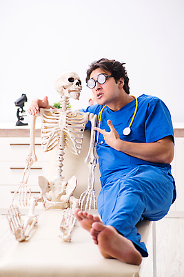 포토 JPG 해외이미지 전신 남자 안경 의학 어깨동무 실내 병원 대화 한명 앉기 성인 앞모습 의사 가리킴 유머 뼈모형 성인남자한명만 어깨에손 해외202105 해외포토 1 잡화 감정 뷰포인트 포즈 모션 말하기 사람 손짓 내부 모형 의료진 남자한명만 성인남자만 파일형식