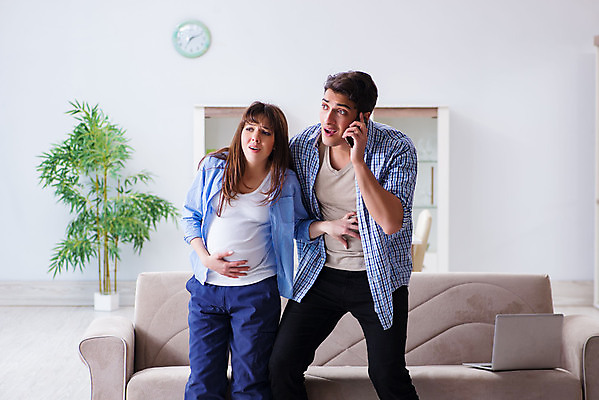 포토 JPG 해외이미지 가족 엄마 남편 모바일 스트레스 주택 건강 말하기 대화 사람없음 스마트폰 핸드폰 희망 임산부 임신 고통 아기 아내 도움 기다림 아빠 불안 고민 공포 돌봄 헬프 해외202105 해외포토 감정 컨셉 관계 모션 사람 건물 전자제품 스마트기기 파일형식