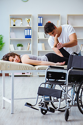 포토 JPG 해외이미지 전신 여자 남자 엎드리기 의학 실내 병원 상반신 성인 두명 앞모습 옆모습 눕기 환자 잡기 휠체어 다리들기 물리치료 물리치료사 재활 재활운동 성인만 해외202105 해외포토 뷰포인트 모션 사람 내부 치료 운동 치료사 파일형식