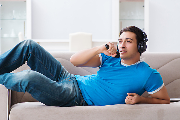 포토 JPG 해외이미지 학생 라이프스타일 행복 음악 이어폰 노래 휴가 휴식 주택 소년 취미 사람없음 10대 소파 헤드폰 소리 콘서트 공연 연주자 음악가 방 듣기 가수 표현 마이크 디스코 오디오 목소리 노래방 뮤지컬 실행 플레이어 생존 표현성 해외202105 해외포토 직업 남자 감정 어린이 음향기기 컨셉 의자 모션 청소년 문화예술 이벤트 건물 생활 전자제품 춤 파일형식