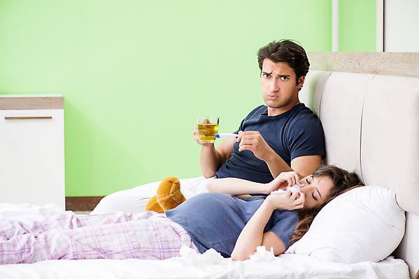 포토 JPG 해외이미지 커플 가족 유리 엄마 남편 주택 건강 사람없음 치료 약 임산부 임신 침실 고통 추위 간호사 마시기 침대 아내 도움 기다림 좌절 질병 온도계 체온계 불기 간호 측정 태교 시럽 온도 간병인 돌봄 재채기 지원 해외202105 해외포토 직업 감정 가구 컨셉 의학 관계 모션 재질 건물 의료진 파일형식