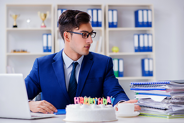 포토 JPG 해외이미지 직업 기념일 커피 음료 비즈니스 휴가 디저트 노동자 기념 직장 선물 사람없음 컴퓨터 사무실 파티 쌓기 케이크 놀람 기쁨 마시기 축하 업무 비즈니스맨 생일 차 달콤 불기 동료 보고서 준비 싱글 경영자 온라인 경영 혼자 해외202105 해외포토 남자 감정 음식 컨셉 회사 관계 모션 표정 이벤트 전자제품 작업 직장인 맛 리더 파일형식