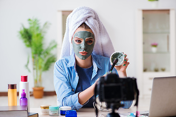 포토 JPG 해외이미지 여자 얼굴 건강 가면 설명 사람없음 치료 카메라 촬영 화장품 거울 껍질 붓 네트워크 씻기 미용사 청소 소중 세제 피부 크림 피부관리 점토 진흙 닦기 테라피 동영상 내추럴 보습 블로거 소셜 수분크림 프리랜서 신청 해외202105 해외포토 직업 컨셉 의학 모션 사람 신체부위 전자제품 뷰티 청결 파일형식