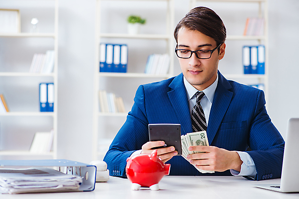 포토 JPG 해외이미지 직업 돈 비즈니스 사업가 사람없음 금융 경제 사무실 달러 저축 돼지저금통 계산기 돼지 비즈니스맨 절약 속임수 황금 은퇴 종업원 경영자 투자 낙하산 뇌물 빈털터리 월급 파산 경영 보너스 부정부패 수입 예산 위기 회계사 해외202105 해외포토 남자 컨셉 포유류 문구용품 장비 저금통 직장인 재산 리더 파일형식