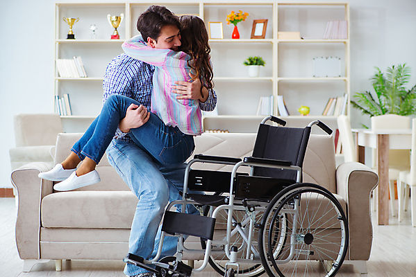 포토 JPG 해외이미지 의자 가족 포옹 노동자 주택 함께함 건강 병원 사랑 앉기 사람없음 약 고통 환자 간호사 의사 도움 바퀴 질병 장애인 간호 휠체어 테라피 적재 장애 간병인 돌봄 소셜 지원 치유 헬프 해외202105 해외포토 직업 감정 가구 컨셉 의학 관계 안기 모션 건물 뷰티 의료진 파일형식