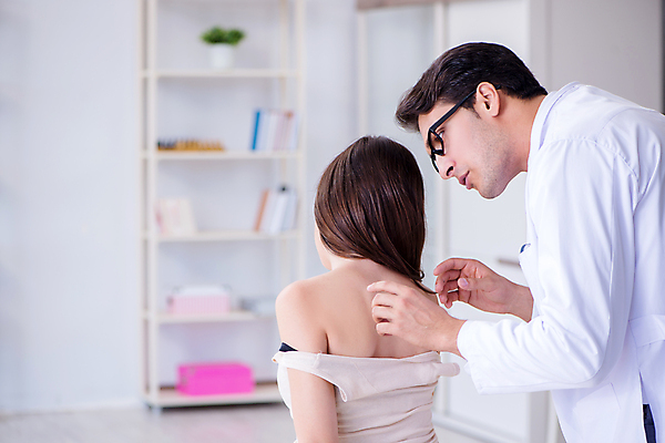 포토 JPG 해외이미지 여자 남자 의학 실내 병원 상반신 성인 두명 옆모습 뒷모습 진료 확인 피부관리 피부과 피부과의사 성인만 해외202105 해외포토 뷰포인트 사람 내부 뷰티 의사 파일형식