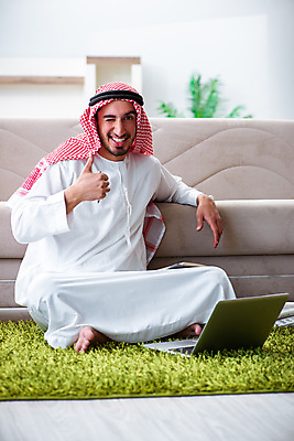 포토 JPG 해외이미지 직업 학생 행복 비즈니스 사업가 성공 휴가 노동자 주택 직장 사람없음 노트북 컴퓨터 소파 사무실 엄지손가락 업무 작업 비즈니스맨 자신감 이슬람교 종업원 보고서 경영자 문서 바쁨 온라인 사우디아라비아 아랍에미리트 경영 떠남 아랍어 프리랜서 해외202105 해외포토 남자 감정 종교 컨셉 의자 회사 중동 손가락 모션 건물 전자제품 직장인 리더 파일형식