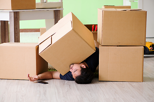 포토 JPG 해외이미지 가방 포장 가정 교통시설 모션 새로움 스트레스 아파트 주택 피곤 사람없음 상자 갈색 쌓기 방 화물 좌절 배달원 컨테이너 배송 창고 패키지 수납 무거움 짐싸기 판지 꺼내기 대출 계약자 압력 해외202105 해외포토 직업 잡화 감정 산업 컬러 교통 컨셉 건물 금융 운송업 무게 계약 시설 파일형식