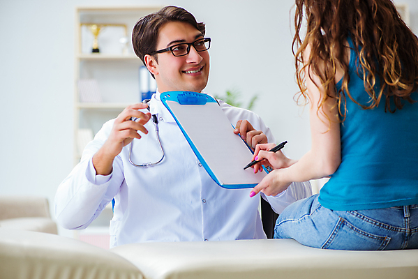 포토 JPG 해외이미지 행복 건강 병원 설명 사람없음 약 고통 시험 환자 의사 기록 질병 확인 사인 상담 약속 처방 결재 방문 보험 돌봄 치유 규칙적 해외202105 해외포토 교육 감정 컨셉 비즈니스 의학 모션 의료진 파일형식