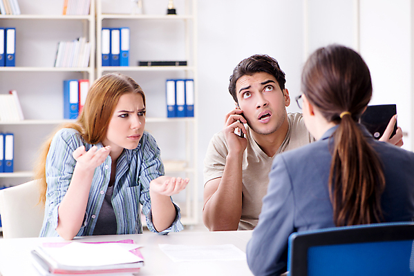 포토 JPG 해외이미지 커플 비즈니스 가족 모바일 아파트 주택 말하기 대화 사람없음 스마트폰 핸드폰 재산 좌절 구매 가격 중개인 고객 계약 속도 컨설턴트 문서 보험 노숙자 파산 대출 빚 관심 진짜 제의 해외202105 해외포토 직업 감정 컨셉 관계 모션 건물 금융 경제 전자제품 스마트기기 쇼핑 전문직 상담 파일형식