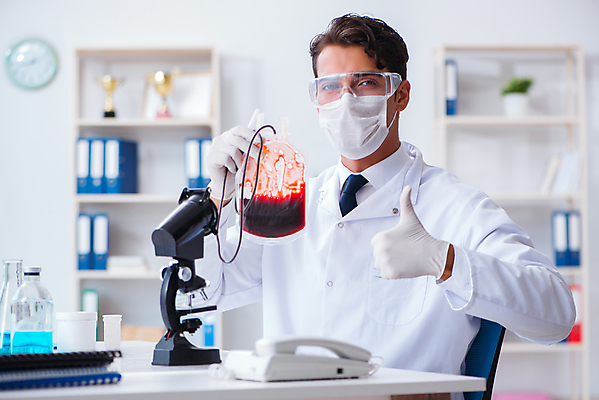 포토 JPG 해외이미지 남자 의학 고글 실내 병원 현미경 마스크 한명 들기 상반신 성인 앞모습 의사 혈액 따봉 혈액검사 혈액주머니 성인남자한명만 해외202105 해외포토 1 뷰포인트 모션 실험기구 사람 내부 의료진 최고 검사_조사 남자한명만 성인남자만 파일형식