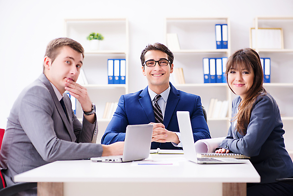 포토 JPG 해외이미지 직업 남자 행복 비즈니스 통신 탁자 회의 협력 설계 노동자 직장 대화 사람 앉기 사람없음 노트북 사무실 방 업무 작업 비즈니스맨 비즈니스우먼 발표 그룹 대표 토론 강의 동료 경영자 문서 말다툼 경영 세미나 프로젝트 브레인스토밍 해외202105 해외포토 여자 감정 가구 컨셉 회사 관계 모션 말하기 전자제품 직장인 리더 싸움 파일형식