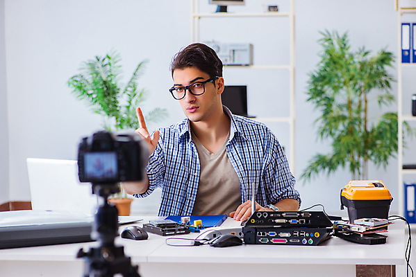 포토 JPG 해외이미지 인터넷 아이디어 기술 설명 사람없음 컴퓨터 카메라 촬영 과학기술 공구 작업 네트워크 기술자 수리 서비스 순환 전자 고정 문제 온라인 동영상 DIY 감탄 교체 깨짐 마더보드 블로거 소셜 전기회로 지원 하드웨어 해외202105 해외포토 직업 컨셉 모션 취미 전자제품 도구 회로판 파일형식