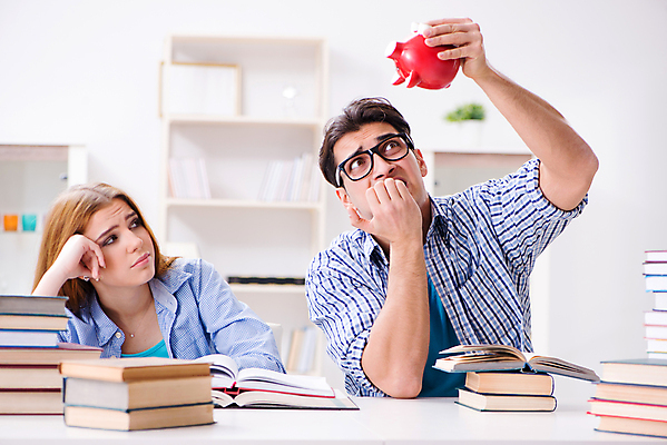 포토 JPG 해외이미지 학생 여학생 교육 돈 졸업 교실 학교 수업 사람없음 10대 책 스터디 독서 달리기 쌓기 시험 돼지저금통 작업 좌절 도서관 가격 교과서 준비 대학교 서점 인턴 연습생 수수료 해외202105 해외포토 여자 감정 컨셉 비즈니스 모션 청소년 교재 학습 상점 저금통 재산 연습 요금 파일형식