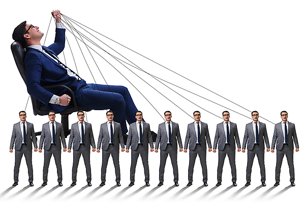 포토 JPG 해외이미지 손 밧줄 줄 인형 컨셉 비즈니스 노동자 매달리기 사람없음 힘 비즈니스맨 당기기 체스말 대표 묶기 통제 종업원 직원 경영자 지휘 마리오네트 명령 경영 고용 꼭두각시 노예 신앙심 제어 조작 착취 스타일 해외202105 해외포토 직업 남자 모션 신체부위 구직 말_게임 직장인 체스 리더 채용 파일형식