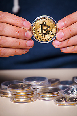 포토 JPG 해외이미지 돈 인터넷 비즈니스 사람없음 그래픽 금융 경제 컴퓨터 달러 디지털 동전 자료 블록 비즈니스맨 속임수 신용카드 범죄 시장 황금 암호 도둑 발굴 사이버 보안 투자 상업 전자 온라인 해킹 광부 해커 하드웨어 가상 뺏기 해외202105 해외포토 직업 남자 모션 안전 전자제품 직장인 재산 범죄인 파일형식