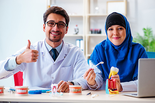 포토 JPG 해외이미지 모델 학생 건강 치과 병원 설명 사람없음 학습 약 거울 의사 엄지손가락 공구 입 치아 이슬람교 청소 치과의사 보여주기 턱 사우디아라비아 아랍에미리트 돌봄 아랍어 위생관리 치아교정 해외202105 해외포토 교육 종교 중동 손가락 의학 모션 관리 신체부위 의료진 도구 소화기관 교정 파일형식