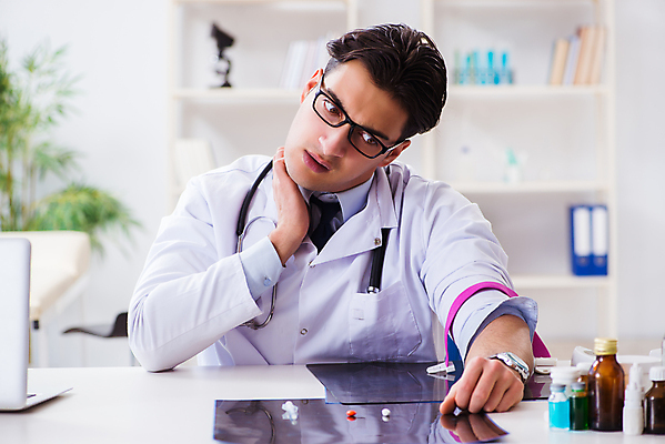 포토 JPG 해외이미지 선 노동자 스트레스 건강 병원 피곤 주사기 사람없음 내부 사무실 알약 약 의사 업무 좌절 질병 충돌 아래 코 문제 주사약 외과 야근 중독 마약 투쟁 해로움 혼자 남용 중독자 헤로인 해외202105 해외포토 직업 감정 컨셉 비즈니스 의학 의료기기 신체부위 의료진 작업 방향 위치 파일형식