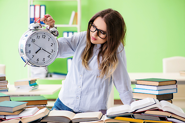 포토 JPG 해외이미지 학생 교육 시계 교실 학교 수업 스트레스 사람없음 책 학습 스터디 독서 시험 시간 퍼즐 좌절 도서관 교과서 준비 대학교 약속 공포 경영 마감 시험공부 압력 조언 많음 연습생 실종 해외202105 해외포토 감정 컨셉 비즈니스 교재 사건 연습 파일형식