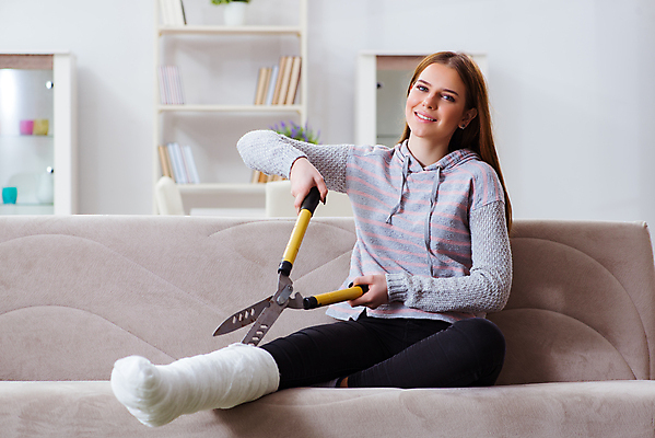 포토 JPG 해외이미지 행복 휴가 뼈 주택 건강 미소 사람없음 치료 소파 고통 환자 수술 장애인 자르기 사건 흥분 긍정 붕대 외과 보험 장애 골절 깨짐 돌봄 떠남 석고 양발 정형외과 치유 해외202105 해외포토 감정 컨셉 의자 의학 모션 표정 병원 건물 파일형식