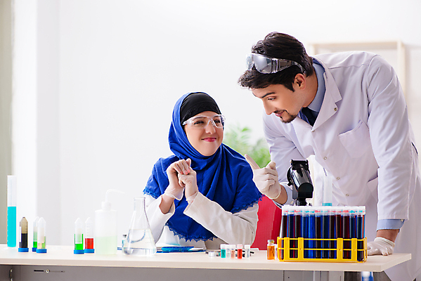 포토 JPG 해외이미지 학생 교육 과학 유리 직장 건강 병원 현미경 실험 사람없음 약 시험 의사 실험실 생명공학 연구원 이슬람교 과학자 분석 생물학 미생물 사우디아라비아 아랍에미리트 다국적 아랍어 화학물질 화학자 해외202105 해외포토 직업 종교 컨셉 회사 중동 의학 재질 생물 실험기구 의료진 화학 학자 파일형식