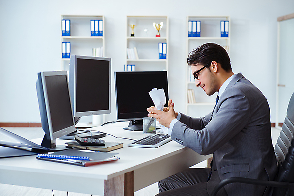 포토 JPG 해외이미지 직업 인터넷 회사 비즈니스 사업가 노동자 스트레스 경비 사람없음 금융 노트북 컴퓨터 사무실 스크린 모니터 거래 분노 관찰 업무 작업 비즈니스맨 좌절 주식 상인 종업원 책상 경영자 바쁨 감시 야근 동영상 경영 멀티 운영자 적자 해외202105 해외포토 남자 감정 가구 컨셉 모션 안전 경제 전자제품 직장인 보호 리더 파일형식