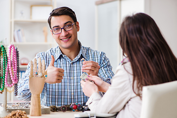 포토 JPG 해외이미지 돈 목걸이 장신구 팔찌 유리 선물 사람없음 세일 상점 엄지손가락 반지 작업실 황금 고급 수리 은색 가격 보석 고객 다이아몬드 고정 평가 해외202105 해외포토 컬러 컨셉 손가락 재질 재산 광석 파일형식
