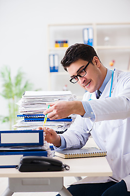 포토 JPG 해외이미지 응시 남자 의학 실내 병원 주사기 한명 들기 상반신 성인 옆모습 의사 업무 집중 책상 서류더미 성인남자한명만 안경낌 해외202105 해외포토 1 시선 안경 뷰포인트 가구 컨셉 의료기기 모션 사람 내부 의료진 작업 문서 남자한명만 성인남자만 파일형식 더미