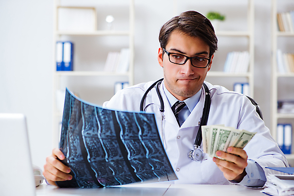 포토 JPG 해외이미지 돈 봉투 건강 병원 사람없음 달러 거래 시험 환자 의사 속임수 범죄 결제 처방 뇌물 보험 의심 월급 보너스 부정부패 불법 수입 주장 제의 해외202105 해외포토 교육 감정 의학 의료진 재산 파일형식