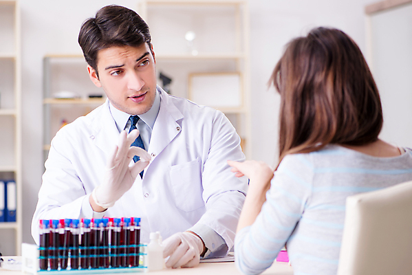 포토 JPG 해외이미지 여자 남자 의학 실내 병원 상반신 성인 두명 앞모습 뒷모습 마주보기 환자 의사 OK 시험관 상담 혈액검사 성인만 해외202105 해외포토 뷰포인트 모션 실험기구 사람 손짓 내부 의료진 검사_조사 파일형식