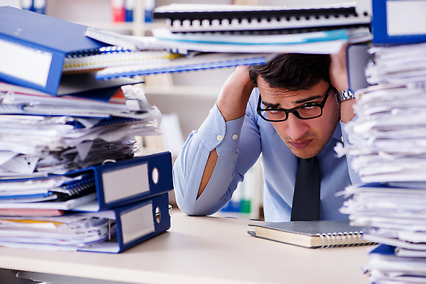 포토 JPG 해외이미지 종이 비즈니스 노동자 스트레스 피곤 사람없음 컴퓨터 사무실 쌓기 슬픔 업무 작업 비즈니스맨 뉴스 좌절 아래 종업원 보고서 경영자 바쁨 폴더 업무과다 바인더 야근 지연 경영 마감 세금 압력 회계사 실종 해외202105 해외포토 직업 남자 감정 컨셉 모션 전자제품 사무용품 직장인 사건 방향 리더 파일 위치 파일형식