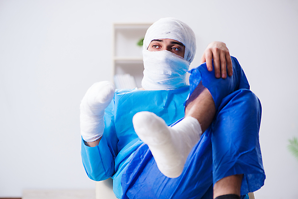 포토 JPG 해외이미지 전신 응시 남자 의학 실내 병원 한명 앉기 성인 앞모습 손들기 환자 다리꼬기 붕대 깁스 골절 성인남자한명만 해외202105 해외포토 1 시선 뷰포인트 모션 사람 내부 의료용품 남자한명만 성인남자만 파일형식