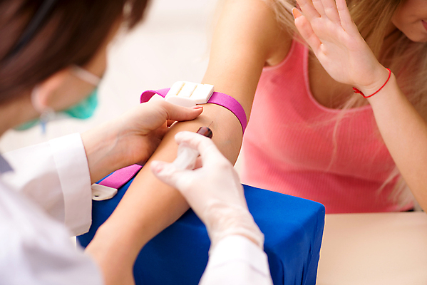 포토 JPG 해외이미지 여자 의학 실내 병원 주사기 들기 상반신 성인 두명 앞모습 뒷모습 환자 의사 잡기 혈액 소프트포커스 혈액검사 혈액채취 성인여자만 해외202105 해외포토 뷰포인트 의료기기 모션 촬영기법 사람 내부 의료진 검사_조사 여자만 성인만 파일형식