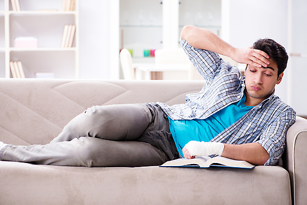 포토 JPG 해외이미지 학생 손 교육 스트레스 주택 건강 피곤 사람없음 치료 책 학습 소파 독서 약 고통 시험 환자 의사 수술 사건 손목 교과서 준비 싱글 붕대 문제 팔 외과 보험 골절 깨짐 돌봄 석고 치유 해외202105 해외포토 감정 컨셉 의자 의학 모션 교재 병원 건물 신체부위 의료진 파일형식