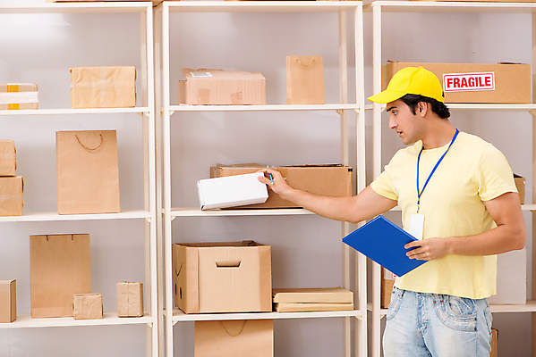 포토 JPG 해외이미지 비즈니스 포장 교통시설 노동자 경고 서기 사람없음 상자 사무실 라벨 쌓기 화물 기록 업무 배달원 상품 우체부 배송 창고 서비스 사인 경영자 패키지 수납 질서 짐싸기 꺼내기 분배 취급주의 해외202105 해외포토 직업 교통 모션 프레임 운송업 예절 작업 시설 리더 파일형식