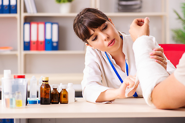 포토 JPG 해외이미지 응시 여자 의학 실내 병원 한명 상반신 성인 앞모습 신체부위 치료 진료 의사 잡기 붕대 팔 깁스 붕대감기 성인여자한명만 해외202105 해외포토 1 시선 뷰포인트 모션 사람 내부 의료진 의료용품 감싸기 여자한명만 성인여자만 파일형식