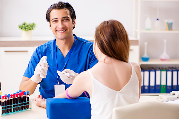 포토 JPG 해외이미지 응시 여자 남자 의학 실내 병원 들기 상반신 성인 두명 앞모습 뒷모습 환자 의사 혈액 혈액검사 혈액채취 성인만 해외202105 해외포토 시선 뷰포인트 모션 사람 내부 의료진 검사_조사 파일형식