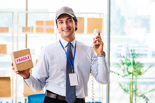 포토 JPG 해외이미지 행복 비즈니스 포장 교통시설 노동자 말하기 대화 경고 미소 사람없음 스마트폰 상자 사무실 라벨 화물 잡기 업무 배달원 우체부 전화기 고객 배송 창고 서비스 사인 경영자 패키지 수납 짐싸기 판지 꺼내기 분배 취급주의 해외202105 해외포토 직업 감정 교통 모션 프레임 표정 핸드폰 스마트기기 운송업 작업 시설 리더 파일형식