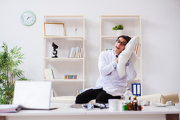 포토 JPG 해외이미지 직업 행복 이동 유니폼 베개 아침 휴식 스트레스 건강 병원 앉기 사람없음 치료 약 의사 업무 야간 속도 흥분 낮잠 외과 야근 보험 조제 돌봄 약사 인턴 치료사 연습생 해외202105 해외포토 주간 자연요소 옷 감정 컨셉 비즈니스 의학 침구 모션 의료진 잠 작업 연습 만들기 파일형식