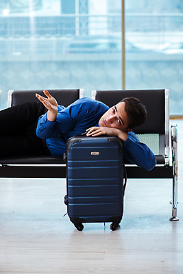 포토 JPG 해외이미지 여행 의자 가방 비즈니스 통신 휴가 비행기 피곤 앉기 사람없음 여행가방 방 짐 잠 비즈니스맨 휴게실 기다림 역 공항 도착 항공 출발 출퇴근 대문 승객 지연 경영 대패 수하물 터미널 해외202105 해외포토 잡화 남자 가구 컨셉 항공교통 교통시설 모션 대중교통 문 직장인 파일형식