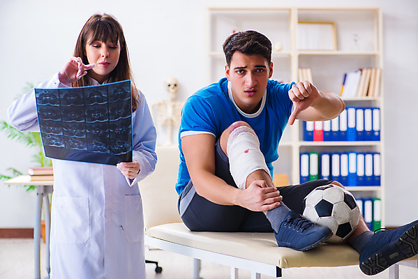 포토 JPG 해외이미지 스포츠 공 엑스레이 병원 사람없음 치료 축구 고통 환자 의사 엄지손가락 긴급 도움 결과 상처 확인 붕대 무릎 방문 테라피 발목 골절 깨짐 석고 치료사 플레이어 해외202105 해외포토 직업 감정 컨셉 손가락 의학 발 신체부위 뷰티 구기 의료진 파일형식