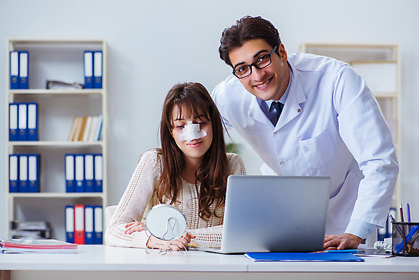 포토 JPG 해외이미지 직업 응시 행복 얼굴 건강 병원 사람없음 치료 컴퓨터 뷰티 약 화장품 거울 환자 의사 주름 수술 플라스틱 미용사 피부 흥분 코 붕대 외과 테라피 온라인 순서 깨짐 돌봄 리프팅 노화 해외202105 해외포토 시선 감정 컨셉 의학 모션 재질 신체부위 전자제품 의료진 파일형식