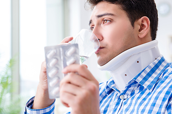 포토 JPG 해외이미지 응시 남자 실내 한명 들기 상반신 성인 옆모습 알약 환자 마시기 먹기 물컵 깁스 물마시기 성인남자한명만 목보호대 해외202105 해외포토 1 시선 뷰포인트 의학 모션 사람 내부 컵 약 의료용품 보호장비 남자한명만 성인남자만 파일형식