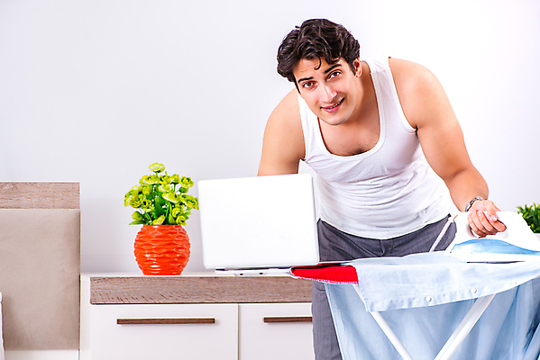 포토 JPG 해외이미지 라이프스타일 옷 가사 가정 아침 남편 노동자 주택 실내 사람없음 일상 노트북 컴퓨터 기계 침실 방 침대 직물 최고 업무 작업 빨래 청소 철 서비스 싱글 주부 언론 온라인 청소부 가정부 다리미질 프리랜서 혼자 해외202105 해외포토 주간 직업 가구 내부 건물 라이프 생활 전자제품 파일형식