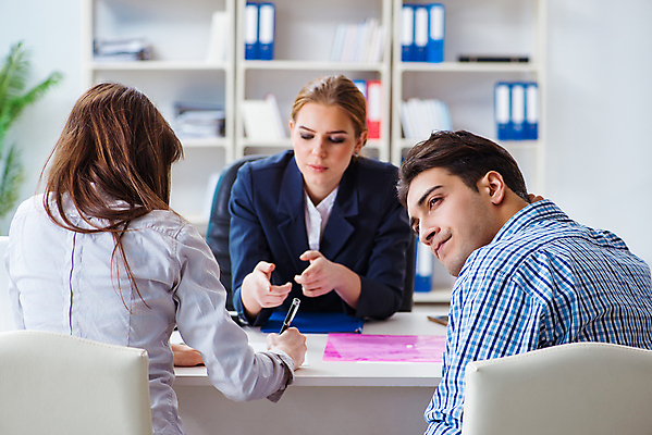 포토 JPG 해외이미지 커플 비즈니스 가족 아파트 주택 사람없음 재산 좌절 구매 중개인 고객 계약 사인 속도 컨설턴트 문서 결재 보험 변호사 빈털터리 노숙자 파산 대출 빚 관심 진짜 제의 해외202105 해외포토 직업 감정 컨셉 관계 건물 금융 경제 쇼핑 전문직 상담 파일형식