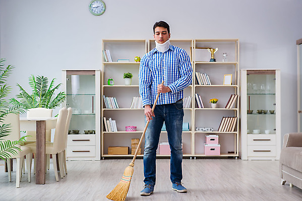 포토 JPG 해외이미지 직업 가사 가정 남편 노동자 바닥 아파트 주택 사람없음 치료 방 고통 최고 업무 작업 쓰레기 사건 빗자루 청소 척추 서비스 먼지 목 청소부 위생관리 진공 치유 혼자 해외202105 해외포토 감정 의학 뼈 관리 건물 신체부위 청소도구 파일형식